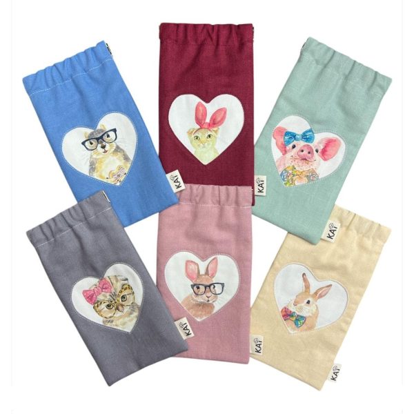 Heart-shaped window snap pouch